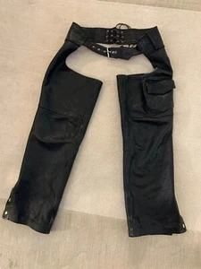 UNBRANDED BLACK LEATHER MOTORCYCLE RIDING CHAPS ZIPPER LEGS ADJUSTABLE WAIST M-L - Bild 1 von 4