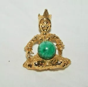 VINTAGE? THAI BUDDHA BROOCH GOLD PLATED LOVELY QUALITY JADE TYPE CABOCHON - Picture 1 of 2