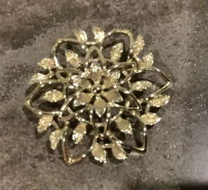 Vintage signierte Sarah Coventry goldfarbene florale filigrane 1962 "Peta-Köder" Brosche Anstecknadel - Bild 1 von 3