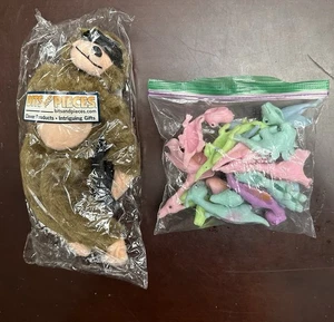 Juguetes de dinosaurios para niños medias rellenos 18 piezas dedo honda y mono superhéroe - Imagen 1 de 8