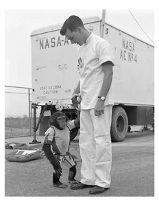 1961 NASA Astrochimp Ham & His Handler impresión fotográfica 8x10 en 8,5" x 11" - Imagen 1 de 1