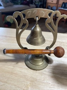 Vintage kleine Messingglocke mit Messingständer und Holzgonghammer in gutem Zustand - Bild 1 von 6