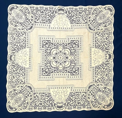 Mantel clásico de encaje Heritage Canterbury marfil 36" x 36" Foto 1 de 4