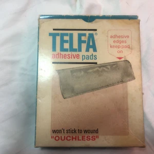 Almohadillas adhesivas estériles caja publicitaria Kendall Curity Telfa contenido original 1970 - Imagen 1 de 9