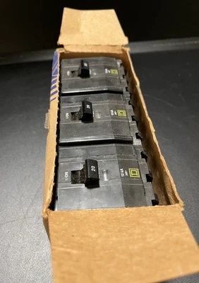 NEW BOX OF 3 SQUARE D QO320 3 POLE 20A/AMP PLUG-IN CIRCUIT BREAKER - Image 1 of 4