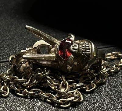 Hecho a mano estilo luz de parada calavera única doble cuerno ojo granate rojo Foto 1 de 4