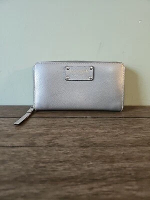 Cartera de cuero Kate Spade plateada Wellesley Neda Continental con cremallera alrededor  Foto 1 de 4
