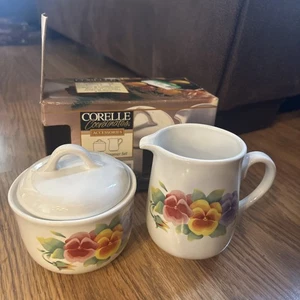 CORELLE CREMA JARRA Y AZUCARERO Y TAPA VERANO RUBOR PENSAMIENTOS Nuevo con CAJA - Imagen 1 de 2