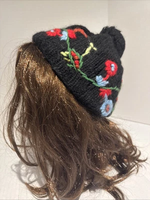 Gorro de lana floral de piel de tortuga negro con flores de colores hecho en Nepal Foto 1 de 4