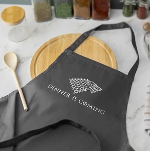 Dinner Is Coming GoT bedruckte Schürze Backen lustig Kochen Koch mehrere Farben - Bild 1 von 10