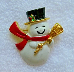 Vintage Urlaub Weihnachten goldfarben & Emaille Schneemann mit rotem Schal & Besen Pin - Bild 1 von 3