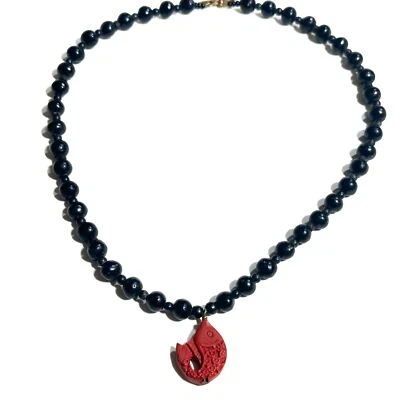 Collar con cuentas de ónix simulado negro resina roja tallado pez colgante cierre de palanca Foto 1 de 4