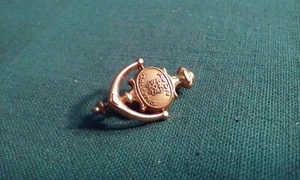 Vintage AVON CALLING Rep Adv. Door Knocker Movable Brooch Lapel Pin Gold-Tone - Picture 1 of 4