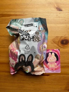 Pop Mart Labubu The Monsters Big into Energy Loaylty Vinyl Plush Sammeln Neu - Bild 1 von 3
