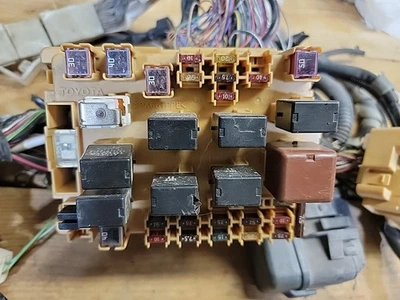 2000-2005 TOYOTA CELICA GT GT-S ENGINE BAY FUSE RELAY BOX GTS J9006 - Image 1 of 3
