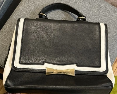 Bolsa de mão Betsey Johnson preta/branca ombro vintage - Imagem 1 de 4