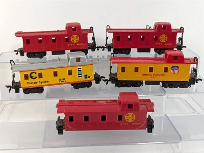 Bachmann Santa Fe, Union Pacific, Chessie Lot of 5 Offset Cupola Caboose HO - Image 1 of 4