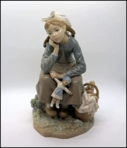 Estatuilla de colección Lladro "Niña con muñeca" #1211 acabado brillante 9 pulgadas #T120 - Imagen 1 de 9