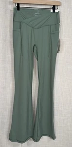 Leggings Blogilates incrociati svasati vita alta verde siepe taglia M nuovi con etichetta - Foto 1 di 5