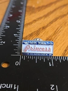 Prendedor de recuerdo de viaje con matrícula de princesa de Nueva York K5 - Imagen 1 de 3