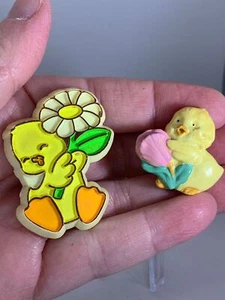 Menge 2 Osterentenküken KENNZEICHEN KARTEN Vintage Kunststoff Brosche Pin M-2805B - Bild 1 von 3