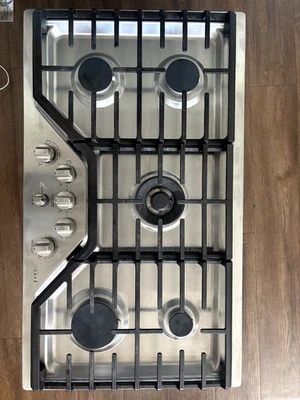 GE Café 36 pulgadas Estufa de gas en acero inoxidable 5 quemadores con plancha CGP95362M1S1 Foto 1 de 4