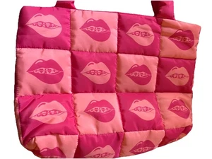 Benefit Cosmetics Quilted Pout Puffer Pink Tote Bag 2023 Braces Lips Funky - Bild 1 von 3