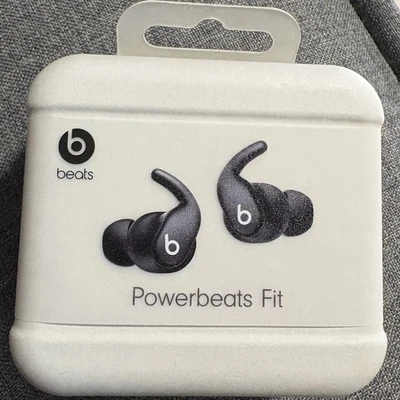 BEATS POWERBEATS FIT БЕСПРОВОДНОЙ ШУМОПОДАВЛЕНИЯ ME2J4LL/A JET ЧЕРНЫЙ НОВЫЙ ЗАПЕЧАТАННЫЙ - Изображение 1 из 4