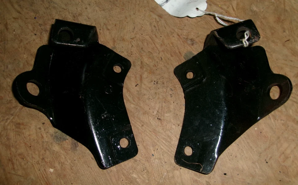 Par de soportes de parachoques delanteros Chevy Camaro 1967 acabado original OEM Foto 1 de 3