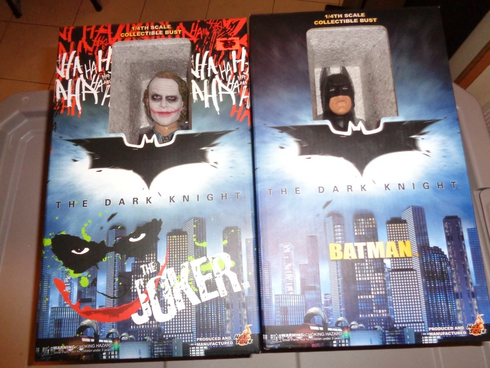 BATMAN EL CABALLERO OSCURO Y EL BUSTO DEL BROMISTA HOT TOYS Foto 1 de 4