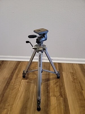 Velbon Camera Tripod VGB-3 Adjustable Heavy Duty Pan Tilt 3 Way Crank Extend - Image 1 of 4