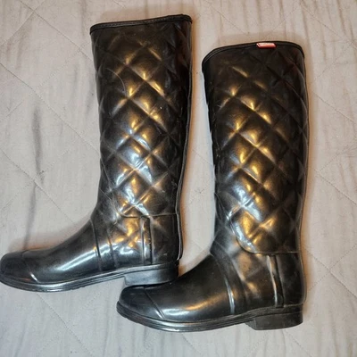 Botas de chuva de borracha preta Hunter brilho refinado colcha alta feminina tamanho 7 impermeável - Imagem 1 de 4