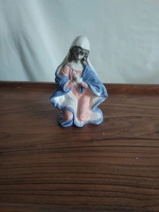 Crown Accents Mary For Nativity Scene - Picture 1 of 5