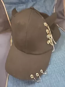 Cappellino regolabile forato con corna e piercing - Foto 1 di 3