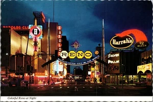 Cartolina Reno at Night insegne al neon Nevada dollaro d'argento Harold's Harrah's - Foto 1 di 2
