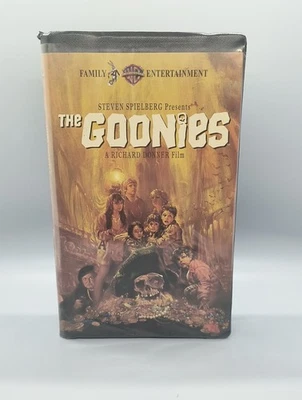 The Goonies 1985 VHS 1994 Release Black Clamshell Movie Vintage Foto 1 de 4
