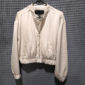 Chaqueta Moto Recortada Satinada Crema Pequeña-Med Cremallera Deportiva Limpia Niña Dinero Boho Chic Y2K - Imagen 1 de 17