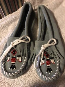 Minnetonka women’s slate blue suede beaded moccasin size 6 - Picture 1 of 4