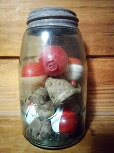 (#17-17) ANTIQUE GLASS MASON JAR FILLED WITH VINTAGE FISHING BOBBERS - Bild 1 von 16