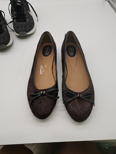 Scarpe basse Clarks Artisan nere maculate capelli di vitello punta fiocco donna 8 5