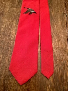 BRIAR Pride of England einfarbige rote strukturierte Krawatte mit Vogelmotiv 3-1/4 "x 55" - Bild 1 von 5
