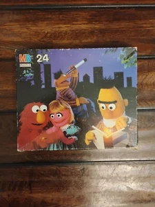 1993 MB Sesamstraße 24 Teile Puzzle mit Zwillingstürmen im Hintergrund vollständig - Bild 1 von 5