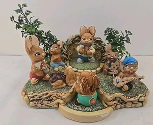 SOPORTE DE CONCIERTO COLECCIONABLE PENDELFIN DE COLECCIÓN CON 7 FIGURAS DE CONEJO EN MUY BUENA CONDICIÓN - Imagen 1 de 18