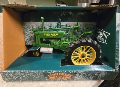 Tractor John Deere modelo BN con ruedas traseras de radios redondos y una sola rueda de frt Foto 1 de 4