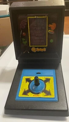 Qbert Q*bert Parker Brothers Tampo de Mesa Mini Arcade 1983, Funciona Caixa Danificada/LEIA - Imagem 1 de 4