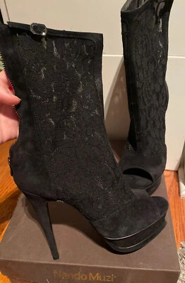 $495 Nuevo Nando Muzi Negro Gamuza Encaje Botines Botas Puntera Abierta Zapatos, Talla 39.5 (9US) Foto 1 de 4