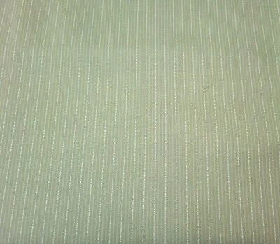 Casa escolar de una habitación por Sara Morgan Washington Street Studio verde apio  Foto 1 de 3