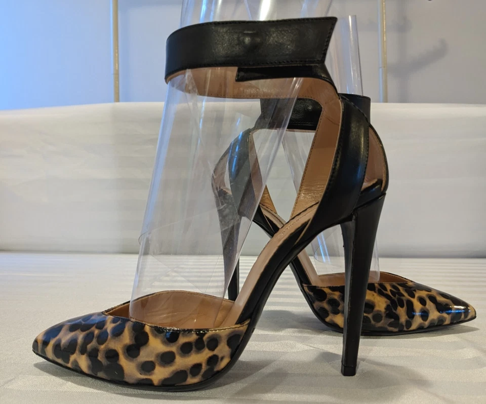 Tacones Emporio Armani charol estampado de leopardo con correa para el tobillo Foto 1 de 4