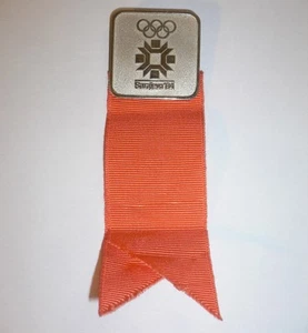 1984 Olympische Winterspiele Sarajevo Jugoslawien OFFIZIELLES Teilnehmerabzeichen mit Band - Bild 1 von 4