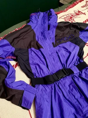 Nuevo sin etiquetas Traje de nieve vintage Helle Hansen de una pieza - Retro púrpura/negro - Talla mediana Foto 1 de 4